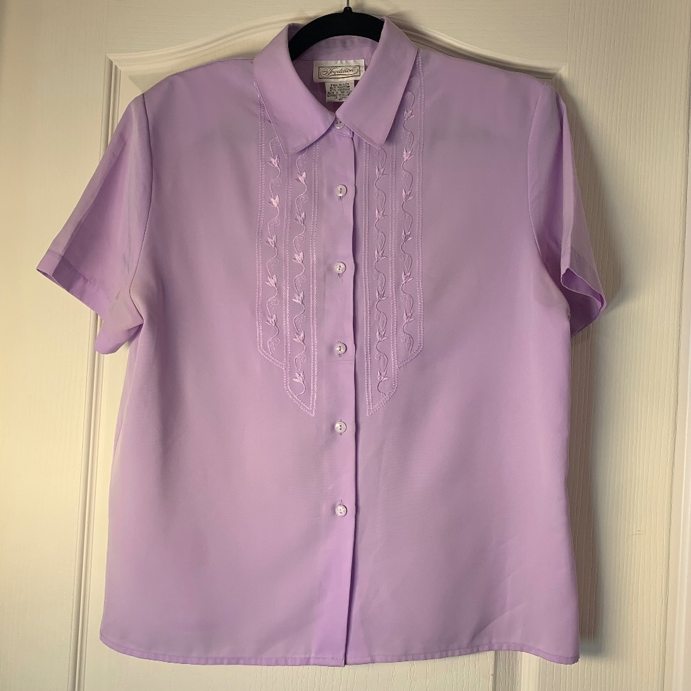 Vintage Lavender Embroidered Blouse – Tradition – Short Sleeve – Relaxed M 80s